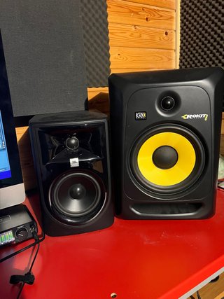 Monitores de estudio KRK 8 G3 y JBL 305P MKII