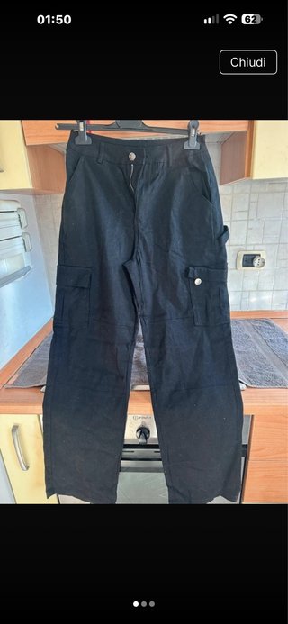 Pantaloni Cargo Neri con Tasconi e Dettagli Metall