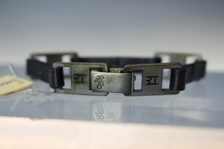 1. Pulsera de plata de ley y cuero negro Le Cadó, Roberto Torreta.