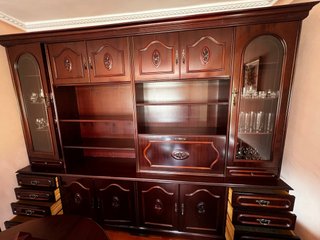 Mueble antiguo de salón de madera y cristal