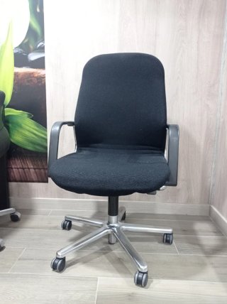 Silla de oficina negra