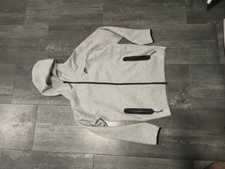 Chaqueta Nike Tech Gris