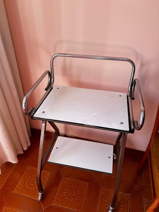 Mesa auxiliar con ruedas
