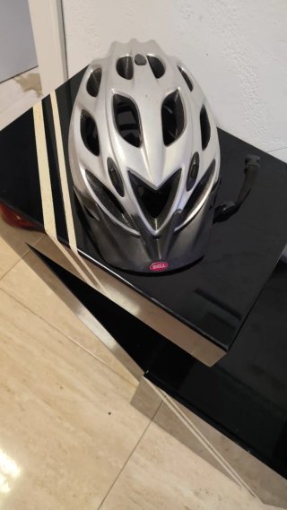 Casco Bell plateado para bicicleta