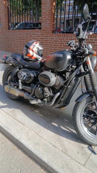 Hyosung Moto Negra y Roja