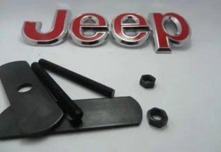 Emblema Jeep rojo parrilla delantera