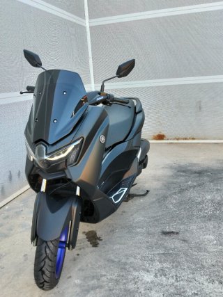 Yamaha NMax Maxi Scooter Negra/blue