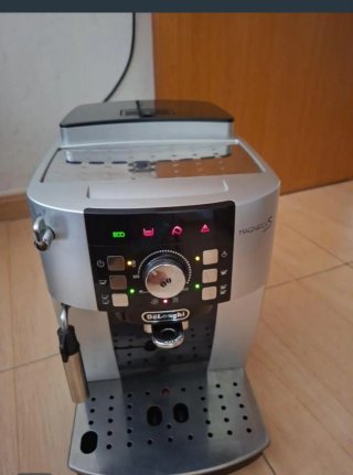 Cafetera Automática DeLonghi Magnifica S