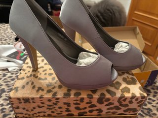 Zapatos de tacón grises y rosas talla 38