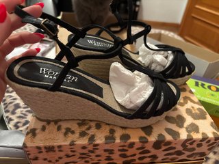 Sandalias cuña Woman by MAR negras y beige