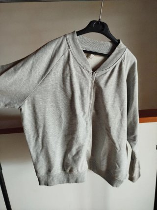 Sudadera tipo bomber gris