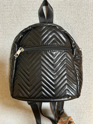 Mochila negra acolchada Tamaño: 23 x 24 x 11 cm