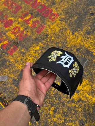 Gorra Negra con Diseño de Tigre y D