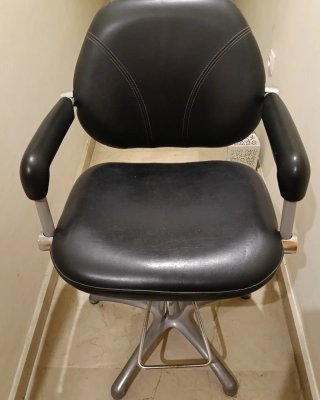 Silla de peluquería negra