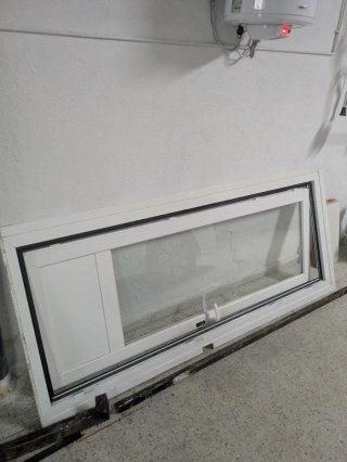 Puerta abatible aluminio con cristal