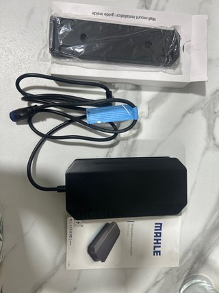 Cargador Mahle My SmartBike con soporte de pared