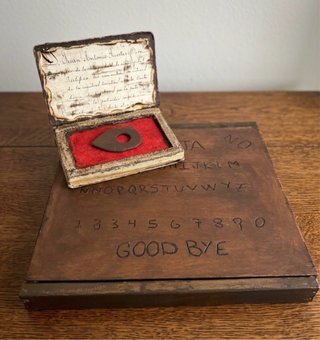 Tablero Ouija con Libro Antiguo