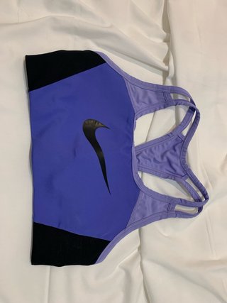 Top deportivo Nike morado y negro