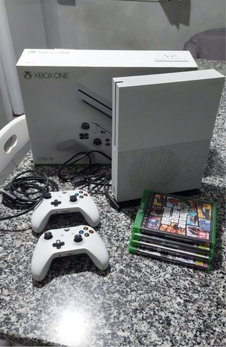 Xbox One S 1TB con 2 controller e giochi