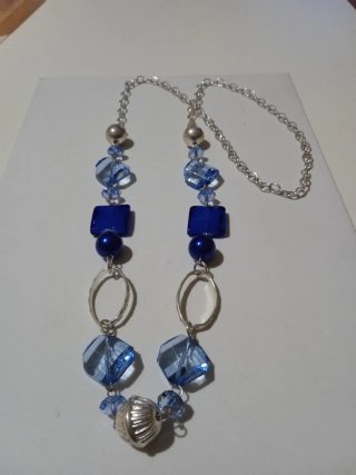 Collana lunga colore argento dettagli blu donna