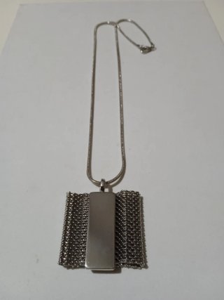 Collana color argento con ciondolo geometrico
