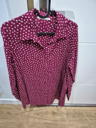 Camisa de lunares roja