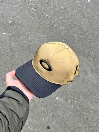Gorra Oakley Beige y Negra