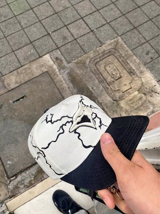 Gorra blanca y negra con diseño