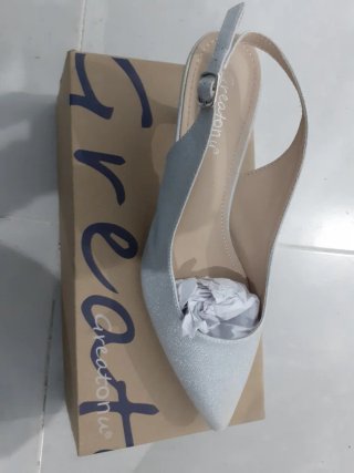 Zapato de tacón plateado
