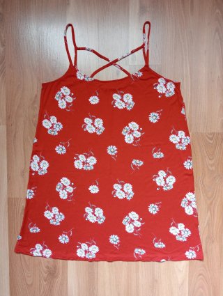 Camiseta de tirantes roja con flores