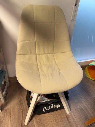 Silla de comedor beige y blanca