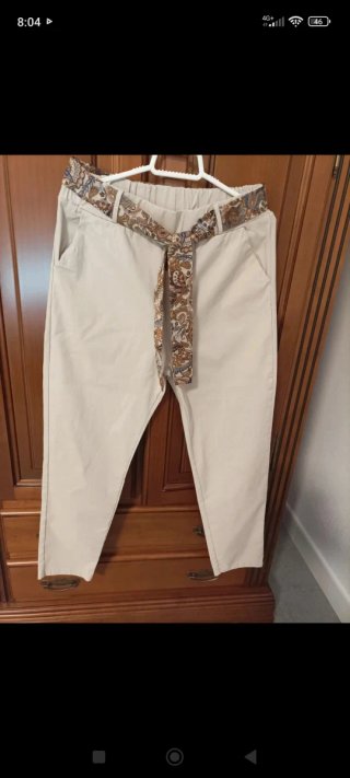 Pantalón Beige con Cinturón Estampado