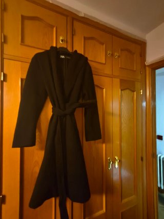 Abrigo Zara con capucha y cinturón