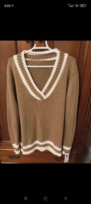 Jersey de punto beige con cuello en V.
