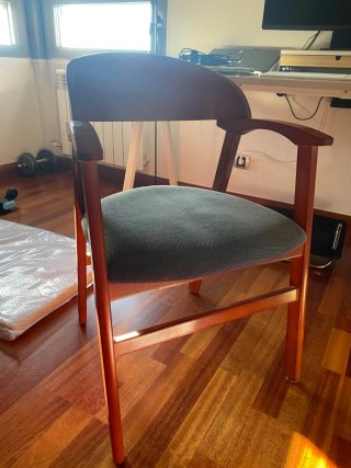 Silla de madera y tela marrón/gris