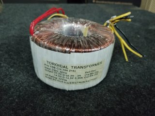 Transformador toroidal con 2 salidas simétricas.