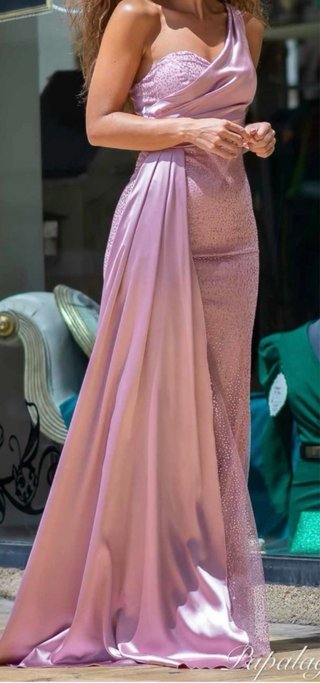 Vestido de fiesta rosa con pedrería