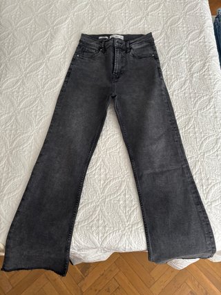 Pantalón vaquero flare gris