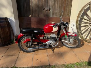 Derbi 125 especial roja y blanca