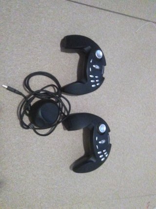 Set di 2 controller wireless per computer. Connessione USB. Usato una volta. Con un solo ricevitore si collegano entrambi i controller. Spedizioni disponibili. Sconto per acquisto di altri articoli dal mio profilo. Gaming Gamer Gamers
