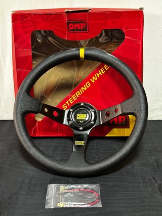 Volante Desplazado OMP Negro/Amarillo Nuevo