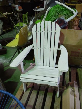 Silla de jardín blanca de madera