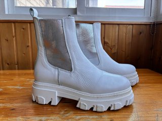 Botas Chelsea Salvador Bachiller Piel Blanca Plata