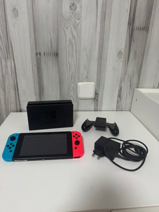 Nintendo Switch con Joy-Con Azul y Rojo