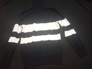 Jersey de cuello alto negro con rayas blancas