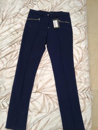 Pantalones azules con cremalleras