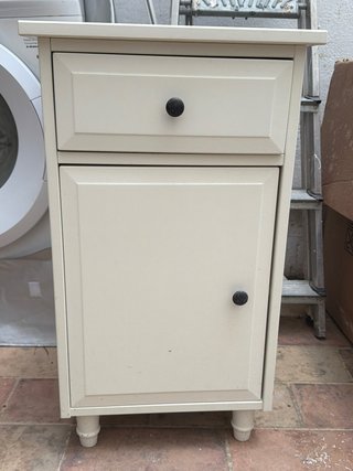 Mesa auxiliar beige de madera