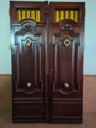 Puerta Doble de Madera Maciza