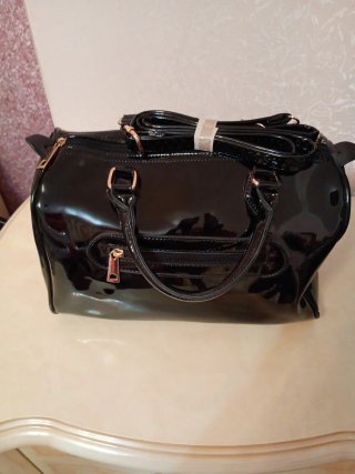 Borsa nera lucida con tracolla