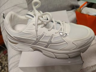 Zapatillas ASICS Blancas y Plateadas